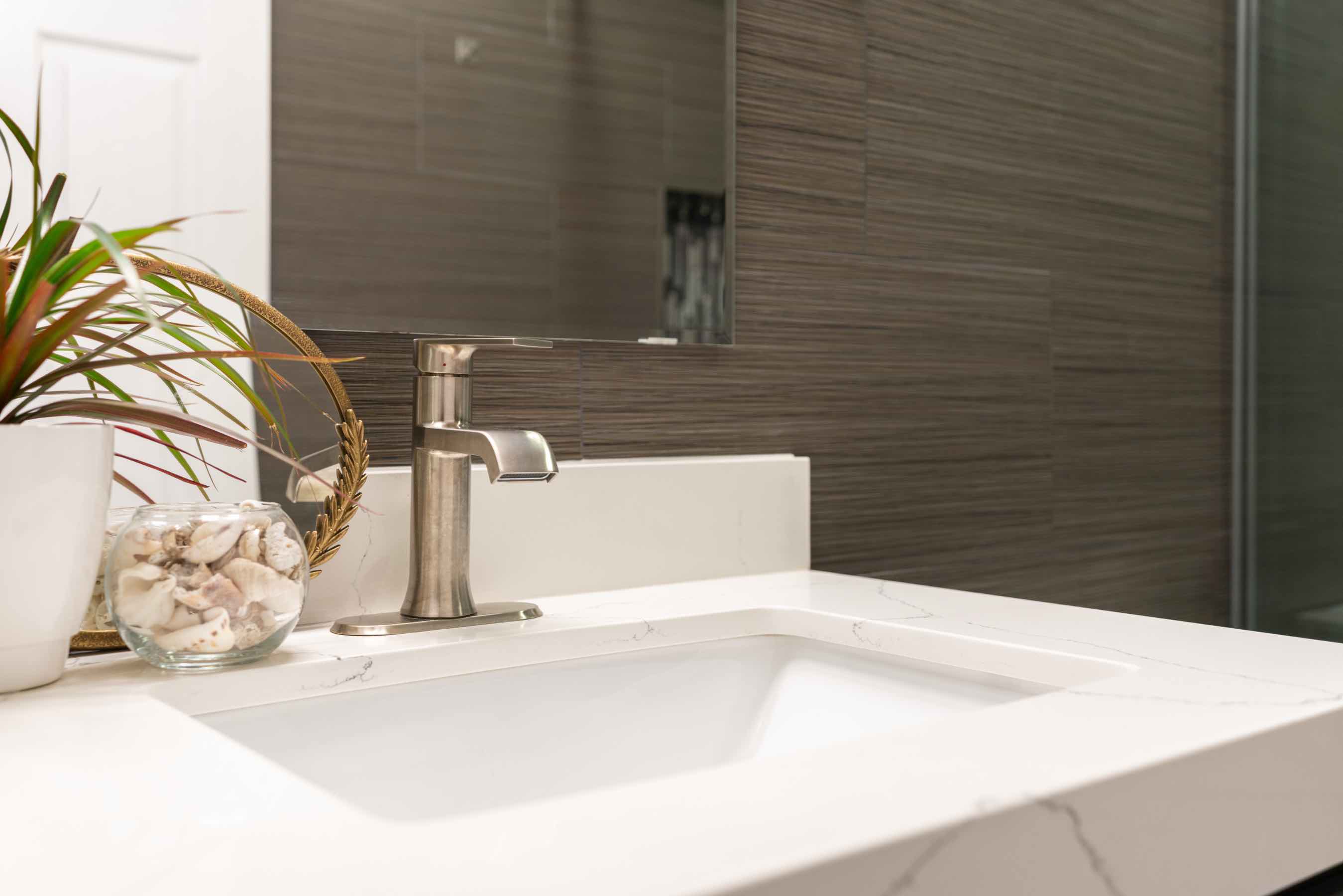 For sleek, modern bathroom backsplash installation like this in Katy / Sugarland, call Footprints Floors.