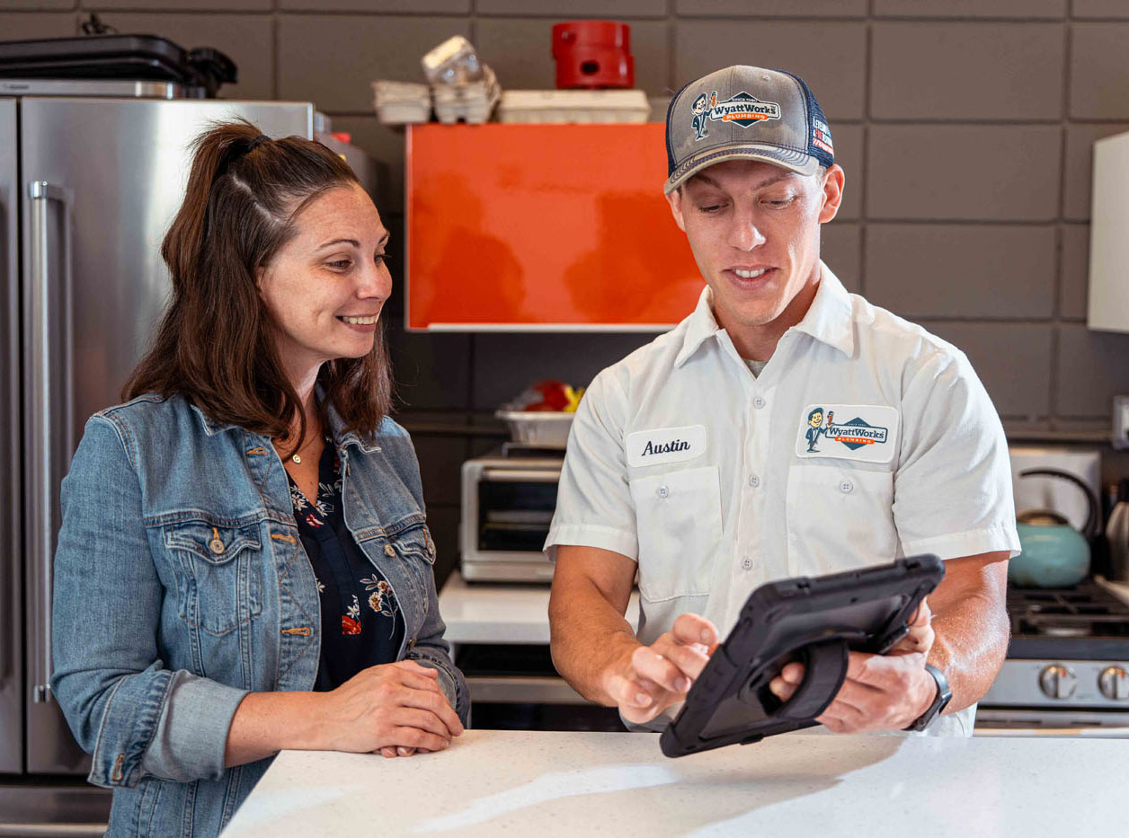 A customer talking to one of WyattWorks's local plumbers in Ohio & North Carolina {fran_state_abbrev}.