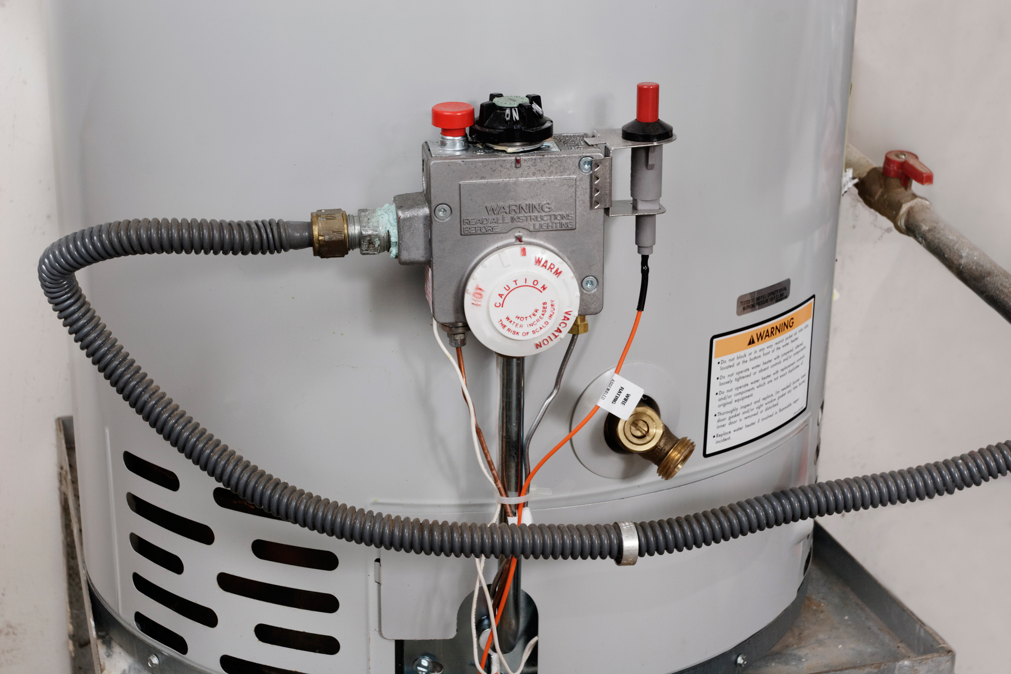 An image of a traditional tank storage water heater that WyattWorks can service.